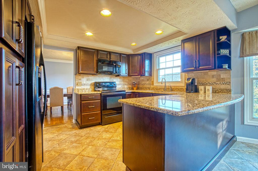 1940 East Beech Road Sterling, VA 20164 - Photo 10 of 27 Kitchen with lots of counter space
