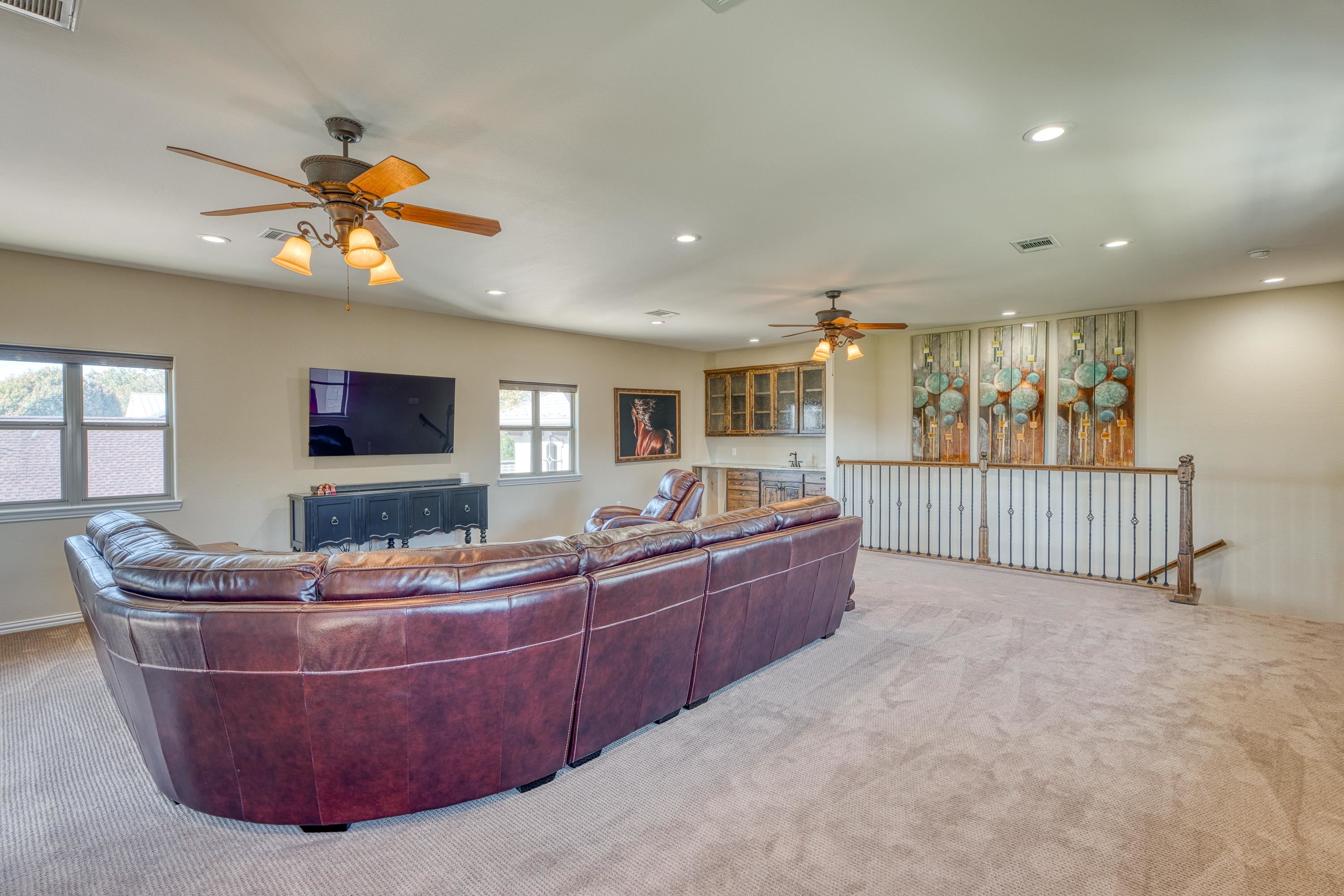 206 River Ranch Road Kingsland, TX 78639 - Photo 20 of 30 a room with furniture and window