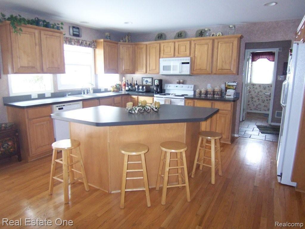 7635 Hunters Pointe Brighton, MI 48116 - Photo 7 of 25 Kitchen