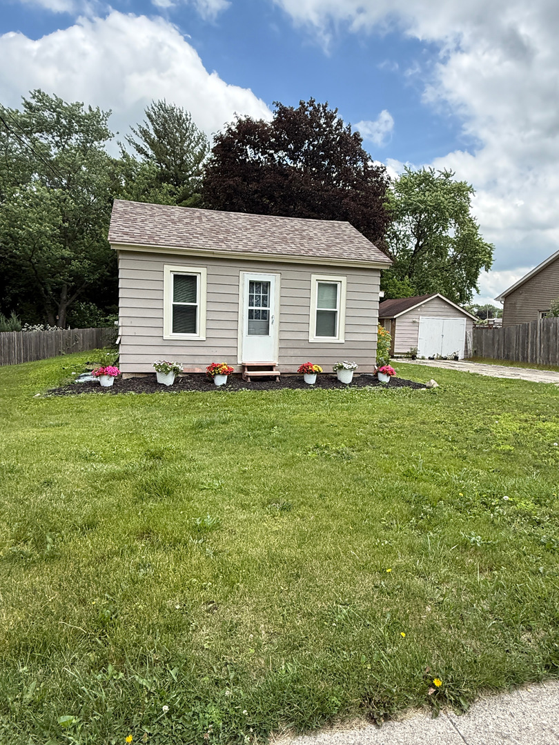 a view of a house with a yard