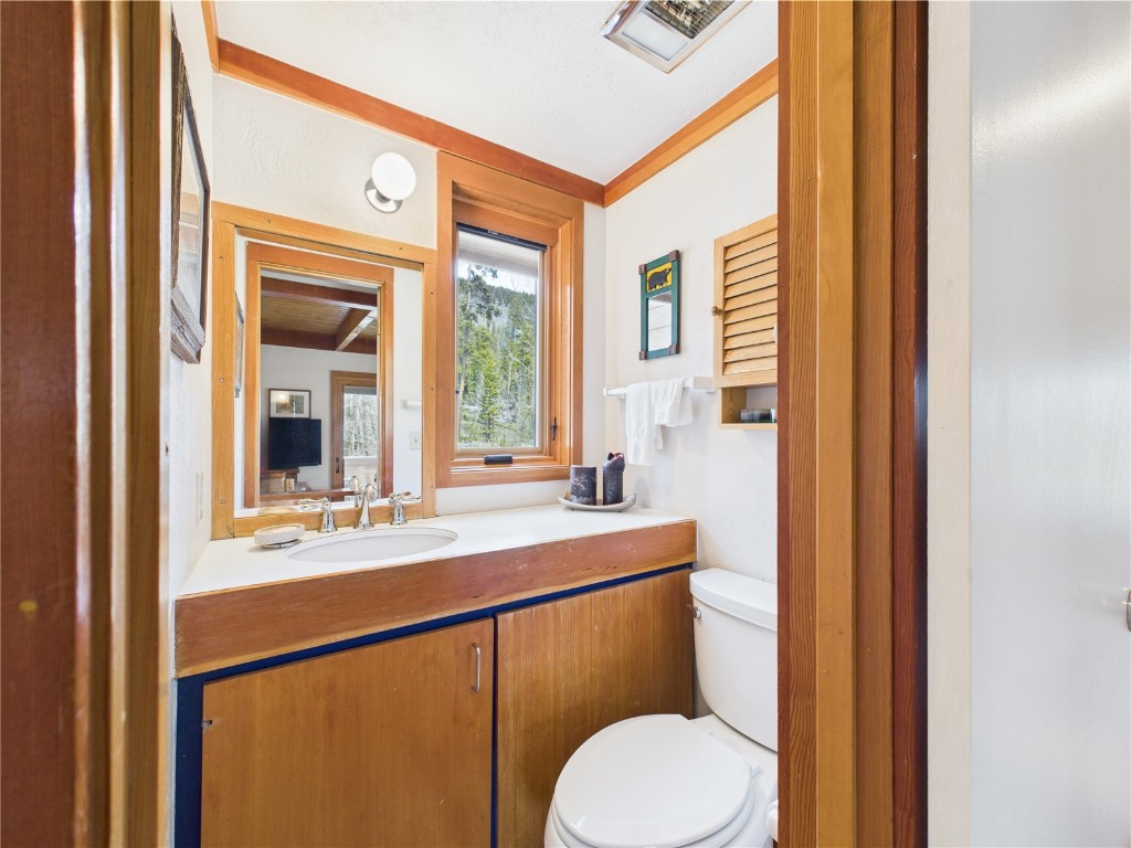 620 Tennis Club Road, Unit 1339 Keystone, CO 80435 - Photo 23 of 49 Main level half bath with easy access for entertaining