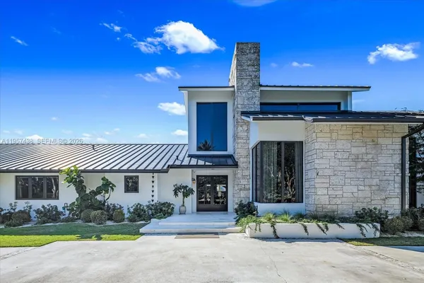 $10,600,000 | 5902 Southwest 105th Street, Pinecrest, FL 33156