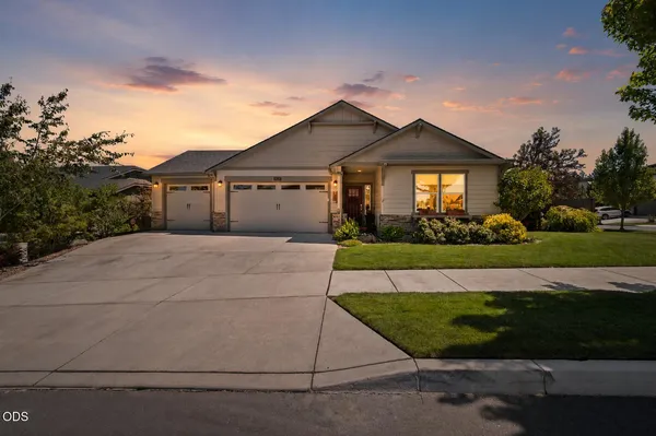 $699,500 | 2462 Southwest 43rd Place, Redmond, OR 97756
