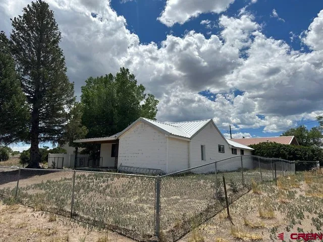 a view of a house with backyard