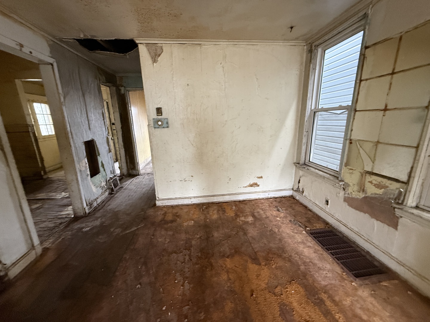 7919 South Escanaba Avenue Chicago, IL 60617 - Photo 3 of 13 a bathroom with a tub a sink and a large mirror