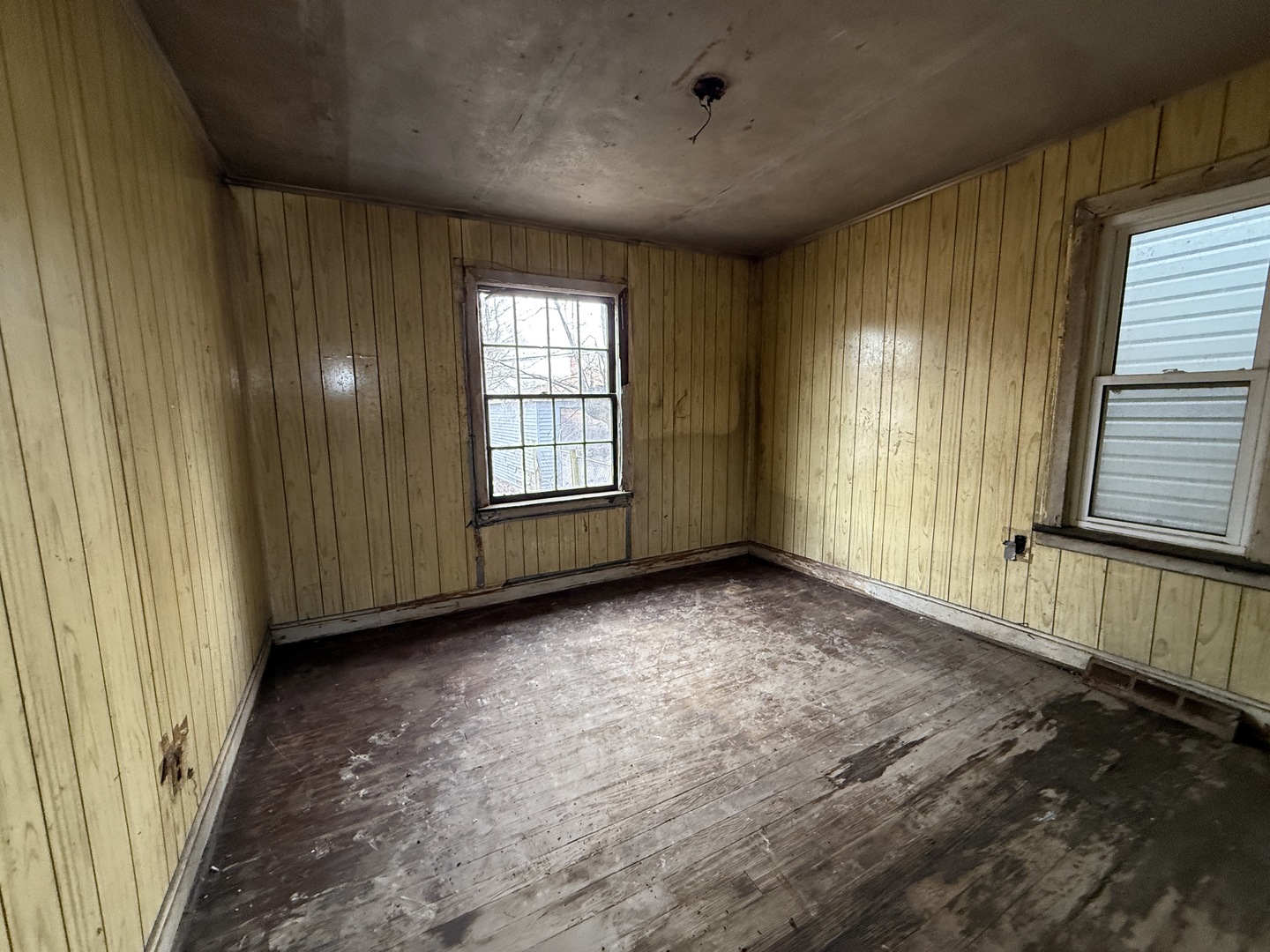 7919 South Escanaba Avenue Chicago, IL 60617 - Photo 6 of 13 an empty room with windows