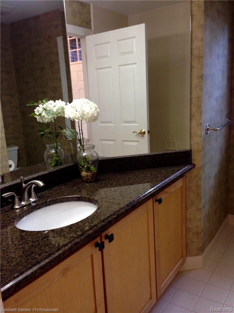 4723 Oakhurst Ridge Road, Unit 223 Clarkston, MI 48348 - Photo 4 of 21 First Floor Bath