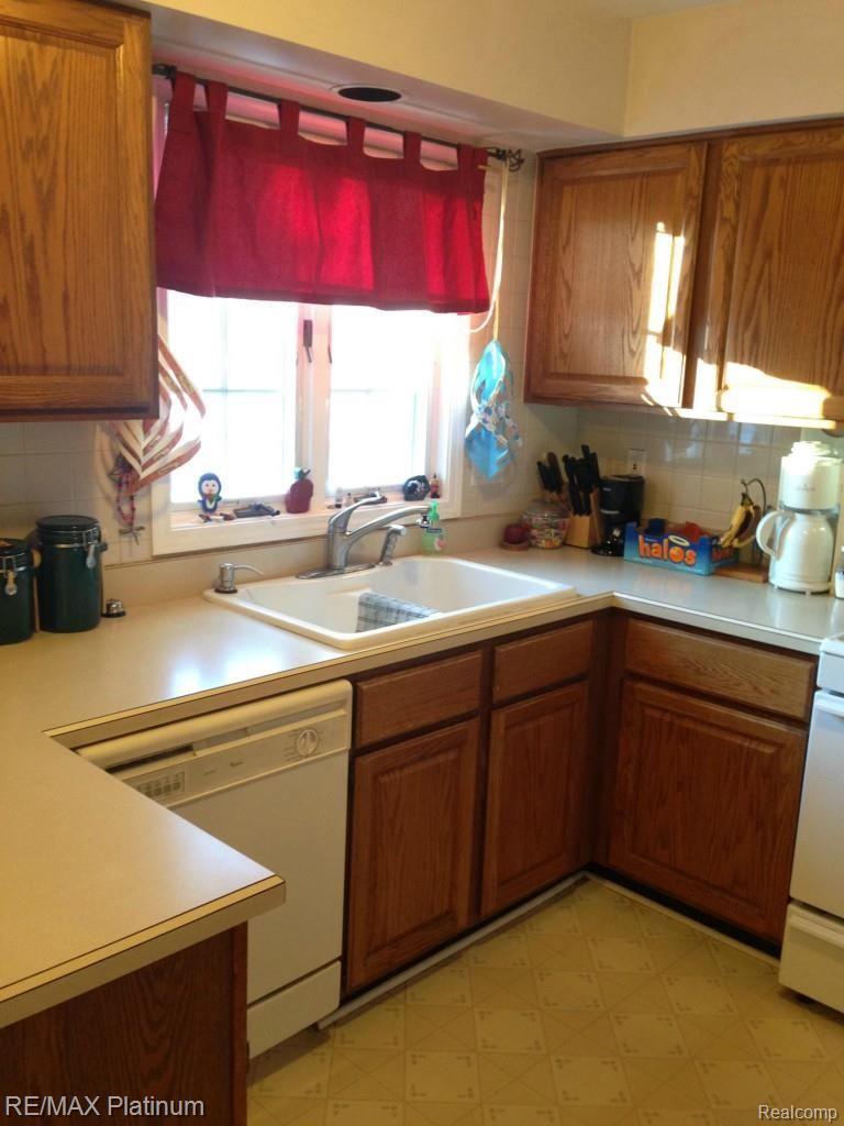 12870 Holtforth Road Fenton, MI 48430 - Photo 4 of 44 IMG_3210.jpg