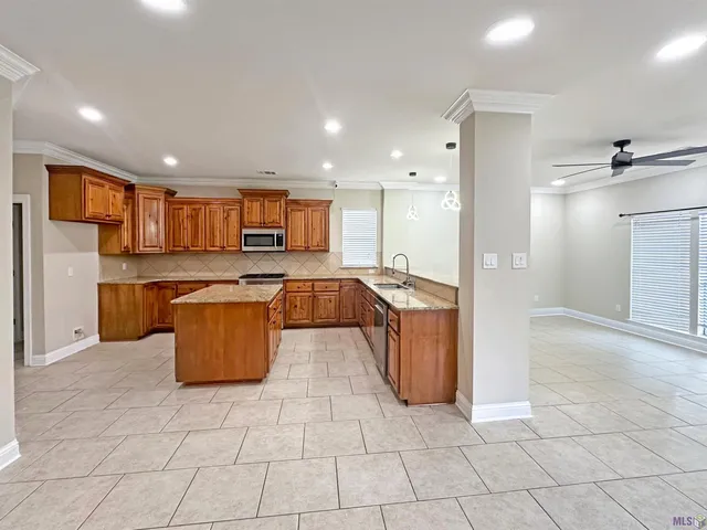 $475,000 | 16445 Long Lake Drive, Prairieville, LA 70769