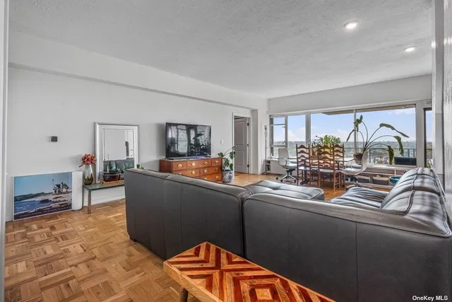 $669,000 | 166-25 Powells Cove Boulevard, Unit 21G | Beechhurst