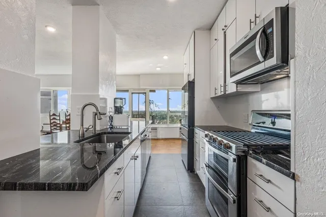 $669,000 | 166-25 Powells Cove Boulevard, Unit 21G | Beechhurst