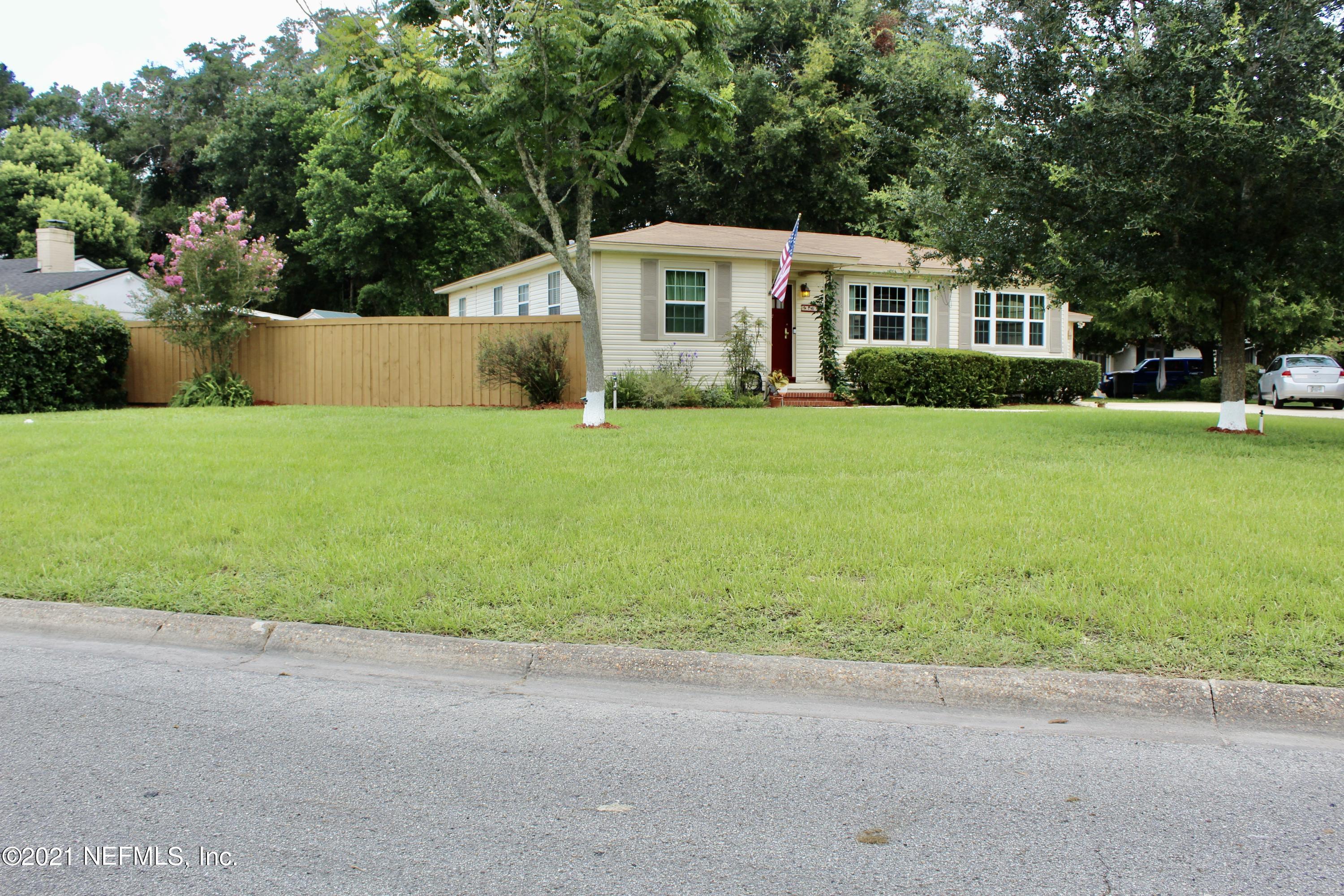 1840 Cornell Road Jacksonville, FL 32207 - Photo 3 of 24 a front view of a house with a garden and yard