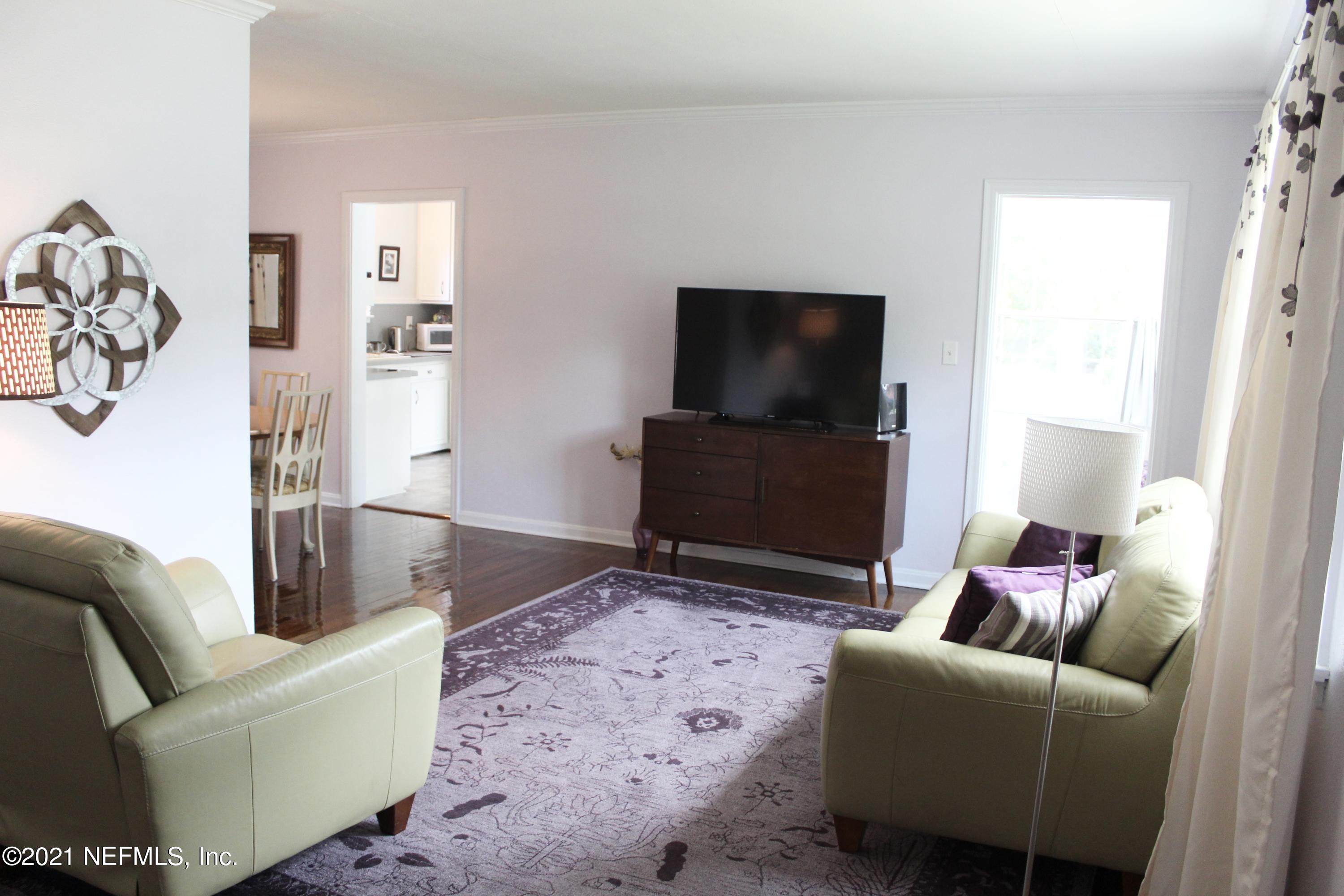 1840 Cornell Road Jacksonville, FL 32207 - Photo 8 of 24 a living room with furniture and a flat screen tv