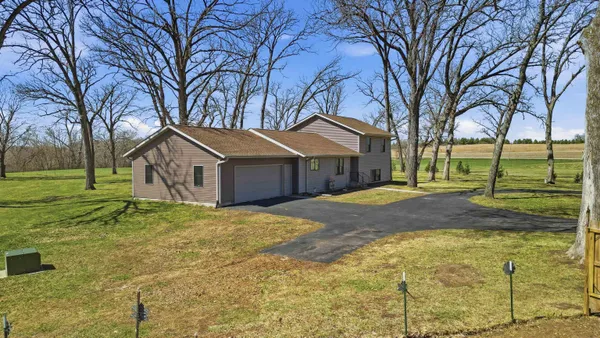 $425,000 | 5287 East Canfield (5 Ac) Road, Chana, IL 61015
