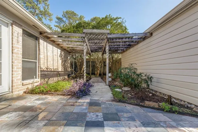 a view of a pathway with a house