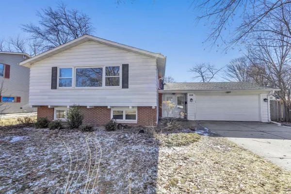$349,900 | 808 Ridgeway Boulevard, De Pere, WI 54115