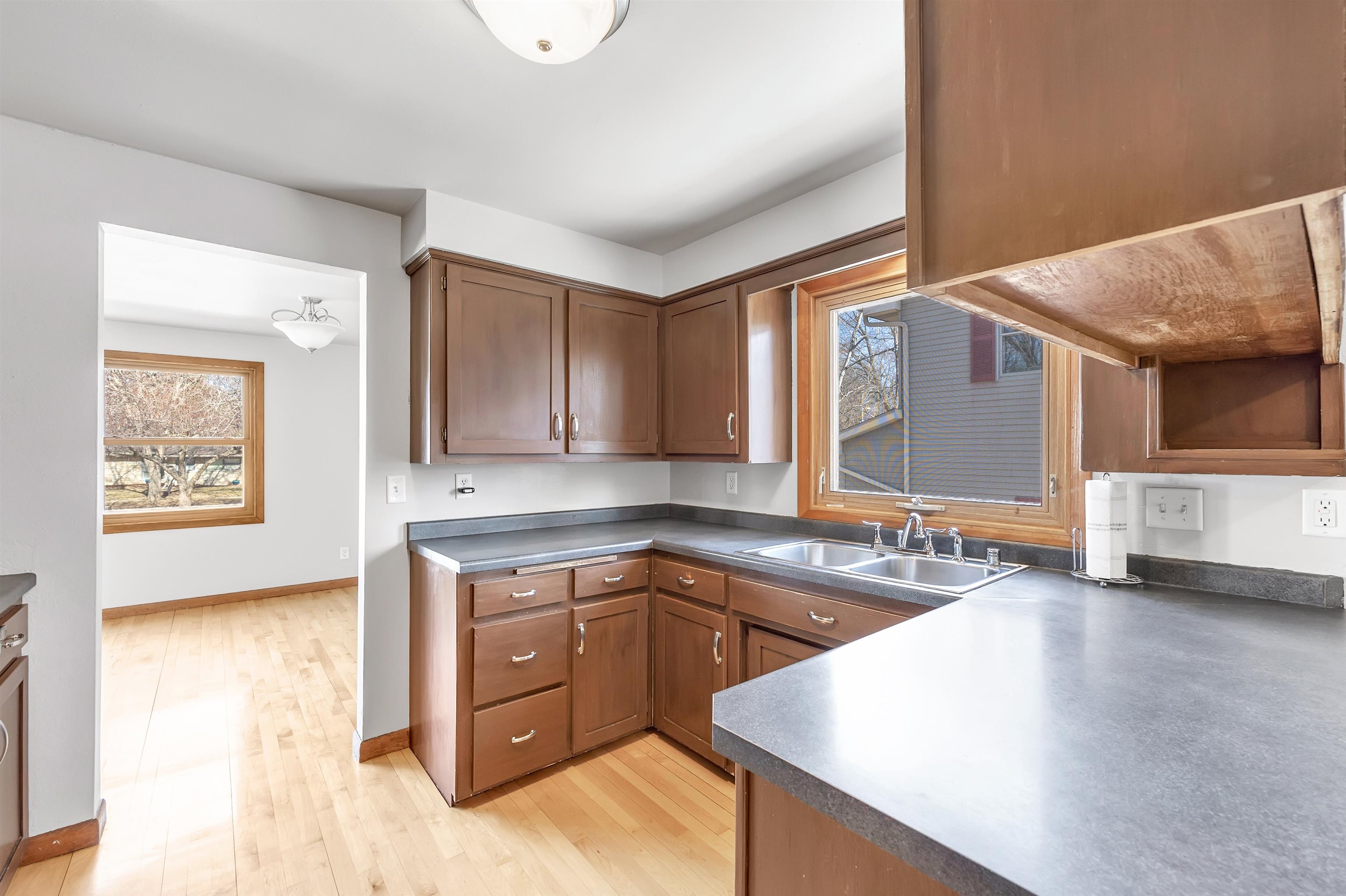 808 Ridgeway Boulevard De Pere, WI 54115 - Photo 3 of 29