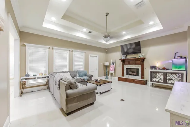 $328,000 | 306 Mandalay W Drive, Houma, LA 70360