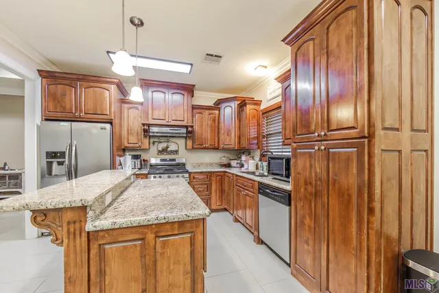 $328,000 | 306 Mandalay W Drive, Houma, LA 70360