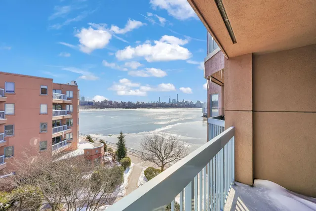 $4,250 | 502 Smith Court, Unit 502, Edgewater, NJ 07020