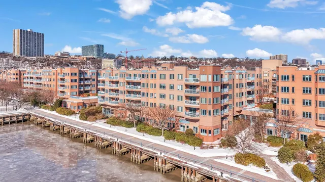 $4,250 | 502 Smith Court, Unit 502, Edgewater, NJ 07020