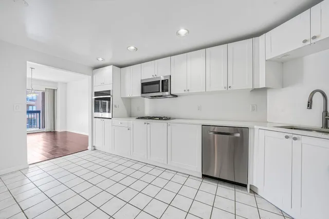 $4,250 | 502 Smith Court, Unit 502, Edgewater, NJ 07020