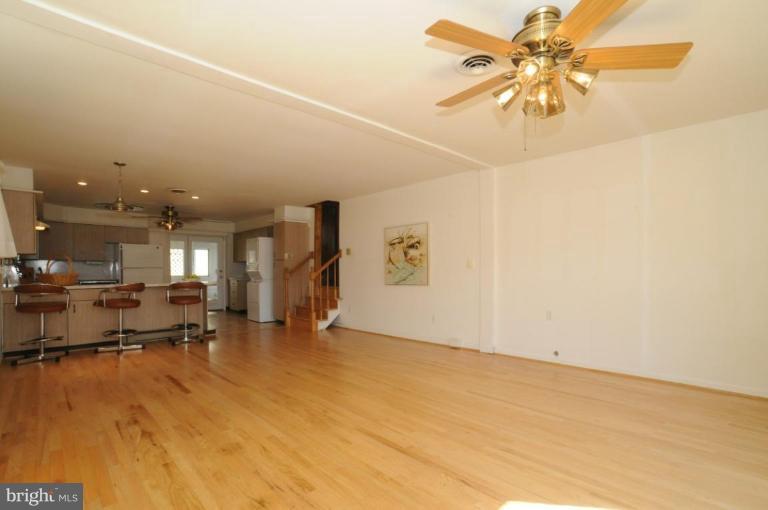 721 Shore Road Severna Park, MD 21146 - Photo 6 of 11 Living Room