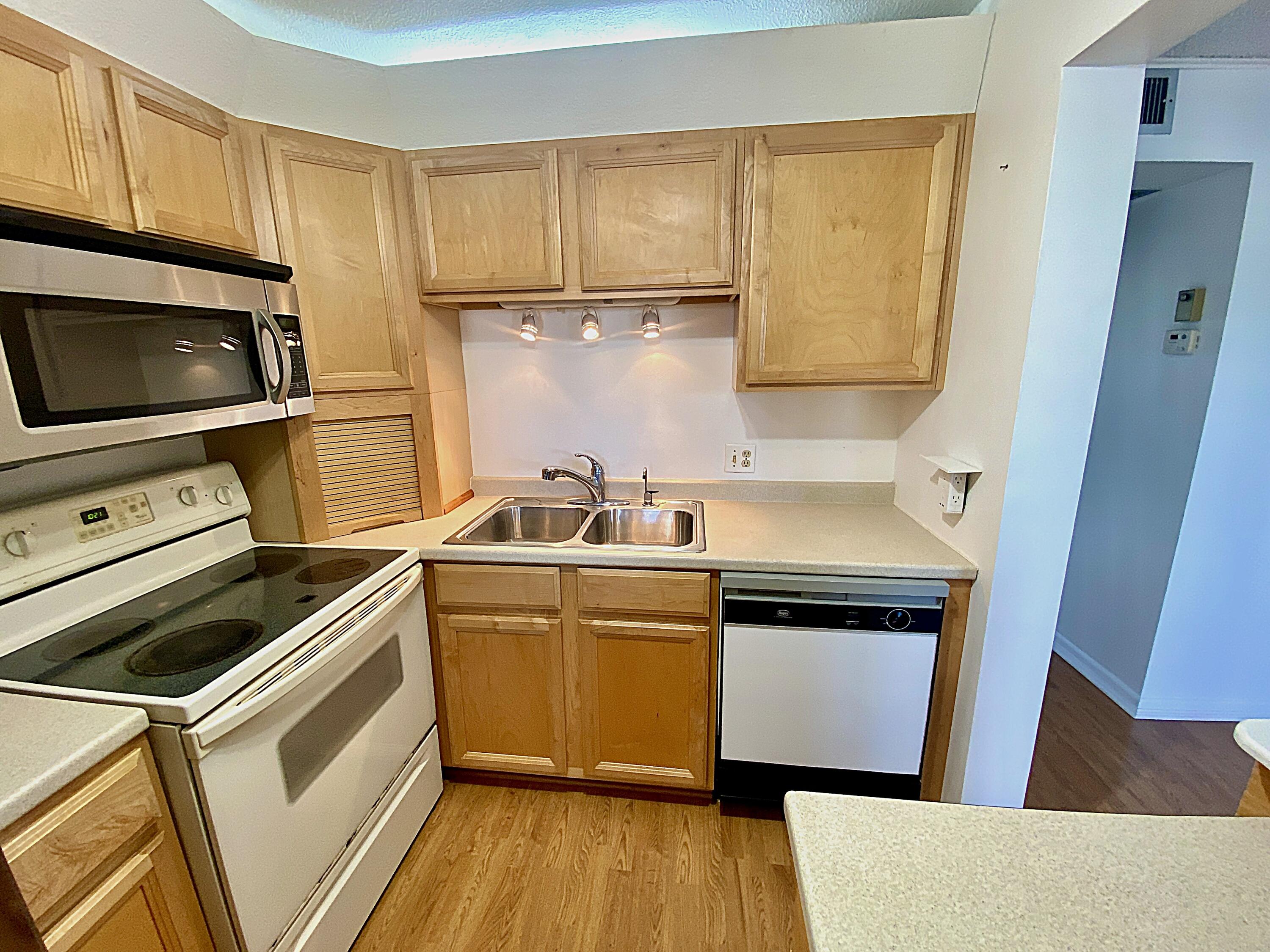 374 Markham Q Deerfield Beach, FL 33442 - Photo 3 of 57 Kitchen