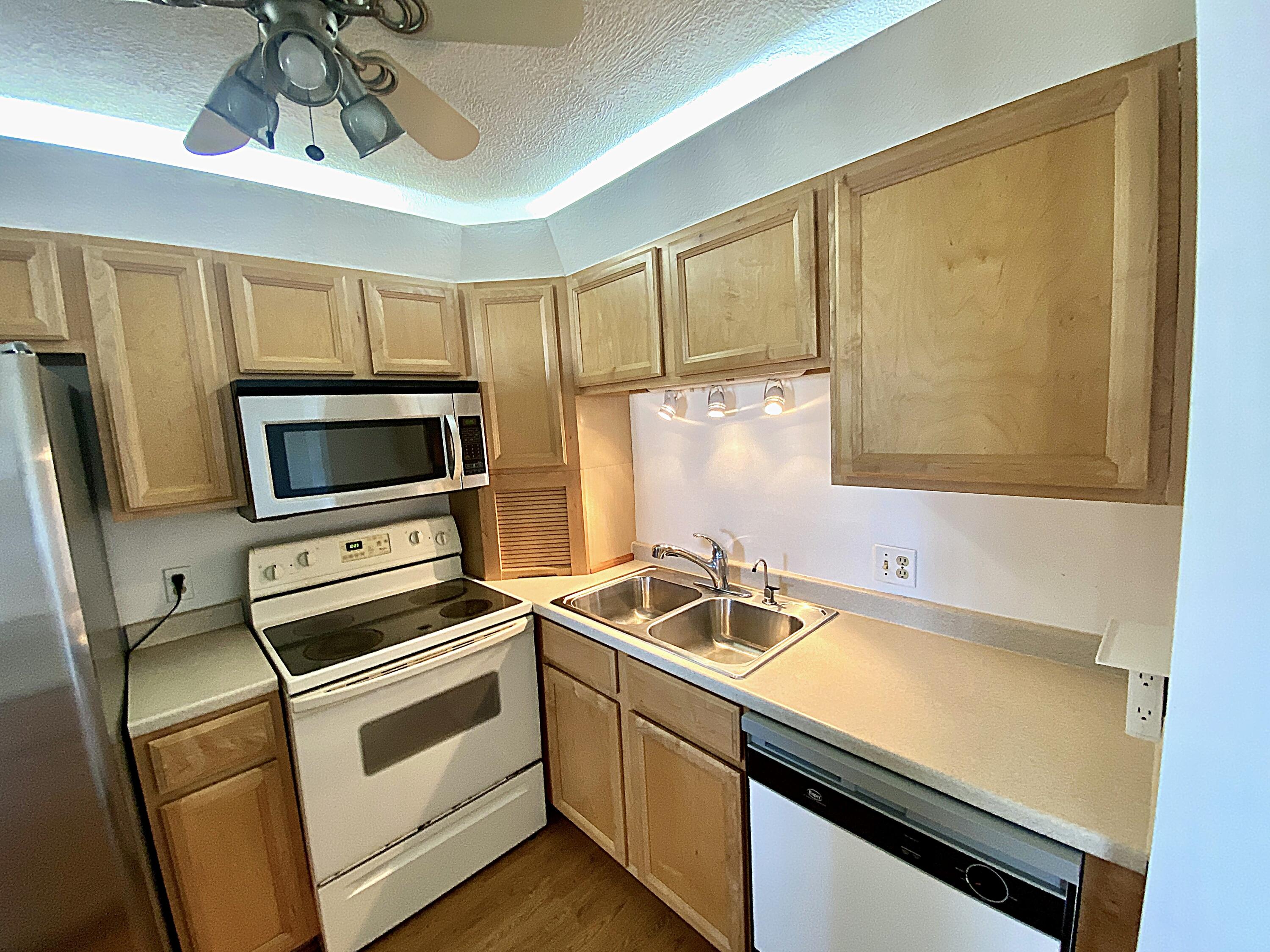 374 Markham Q Deerfield Beach, FL 33442 - Photo 4 of 57 Kitchen