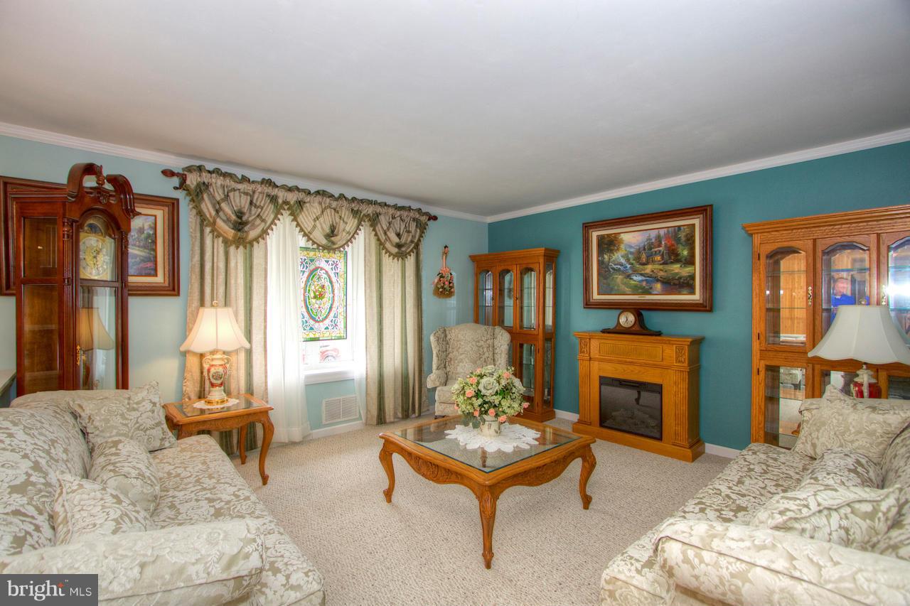527 Crisfield Road Baltimore, MD 21220 - Photo 2 of 30 Living Room