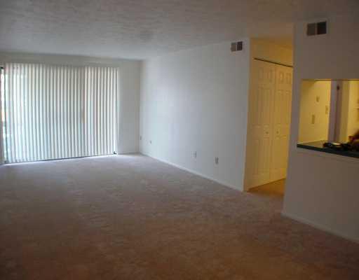 321-b-31 Ridge Point Circle Bridgeville, PA 15017 - Photo 3 of 8 Living Room.
