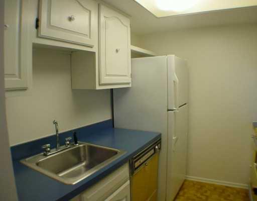 321-b-31 Ridge Point Circle Bridgeville, PA 15017 - Photo 4 of 8 Kitchen.
