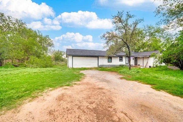 $90,000 | 311 Renfro Drive, Devine, TX 78016