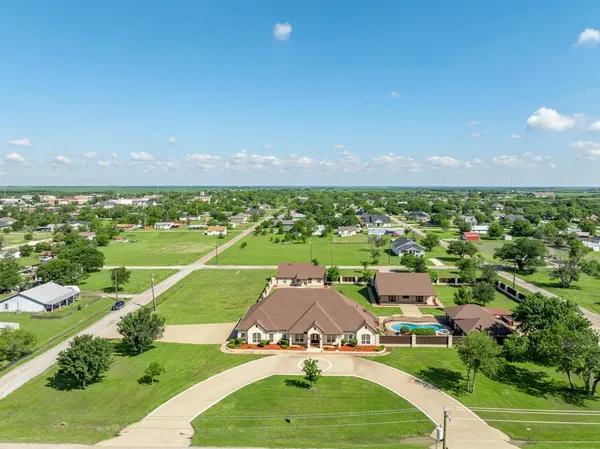 $925,000 | 400 East Spurgeon Street, Itasca, TX 76055