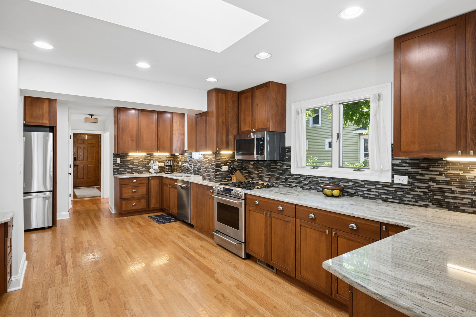 208 Parkview Road Riverside, IL 60546 - Photo 7 of 45