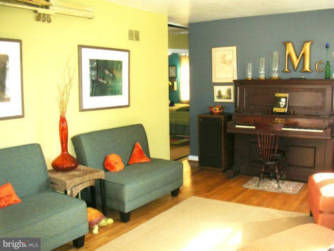 1700 Jamestown Road Alexandria, VA 22308 - Photo 22 of 26 Living Room