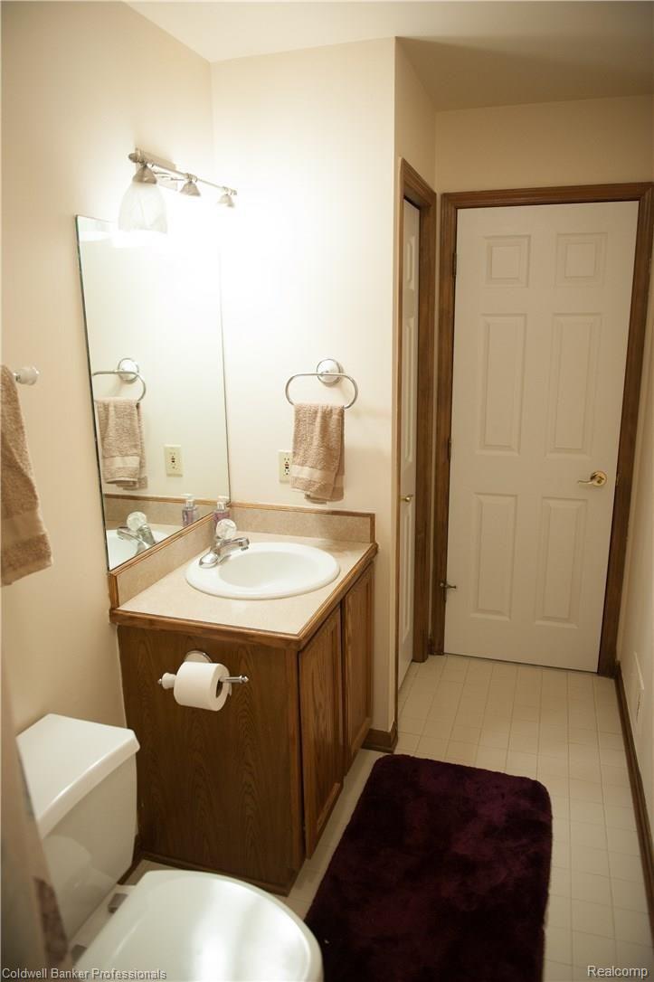 7715 Ranch Estates Road Clarkston, MI 48348 - Photo 44 of 64 Upstairs Full Bath