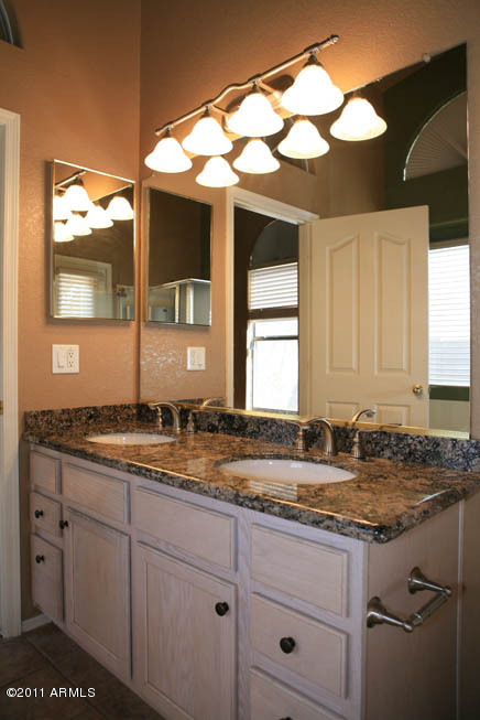 4711 East Weaver Road Phoenix, AZ 85050 - Photo 19 of 24 Master Bath