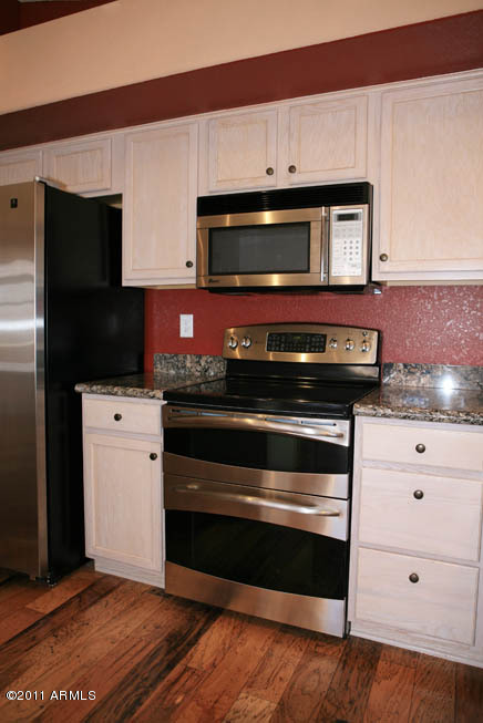 4711 East Weaver Road Phoenix, AZ 85050 - Photo 9 of 24 Kitchen-Range