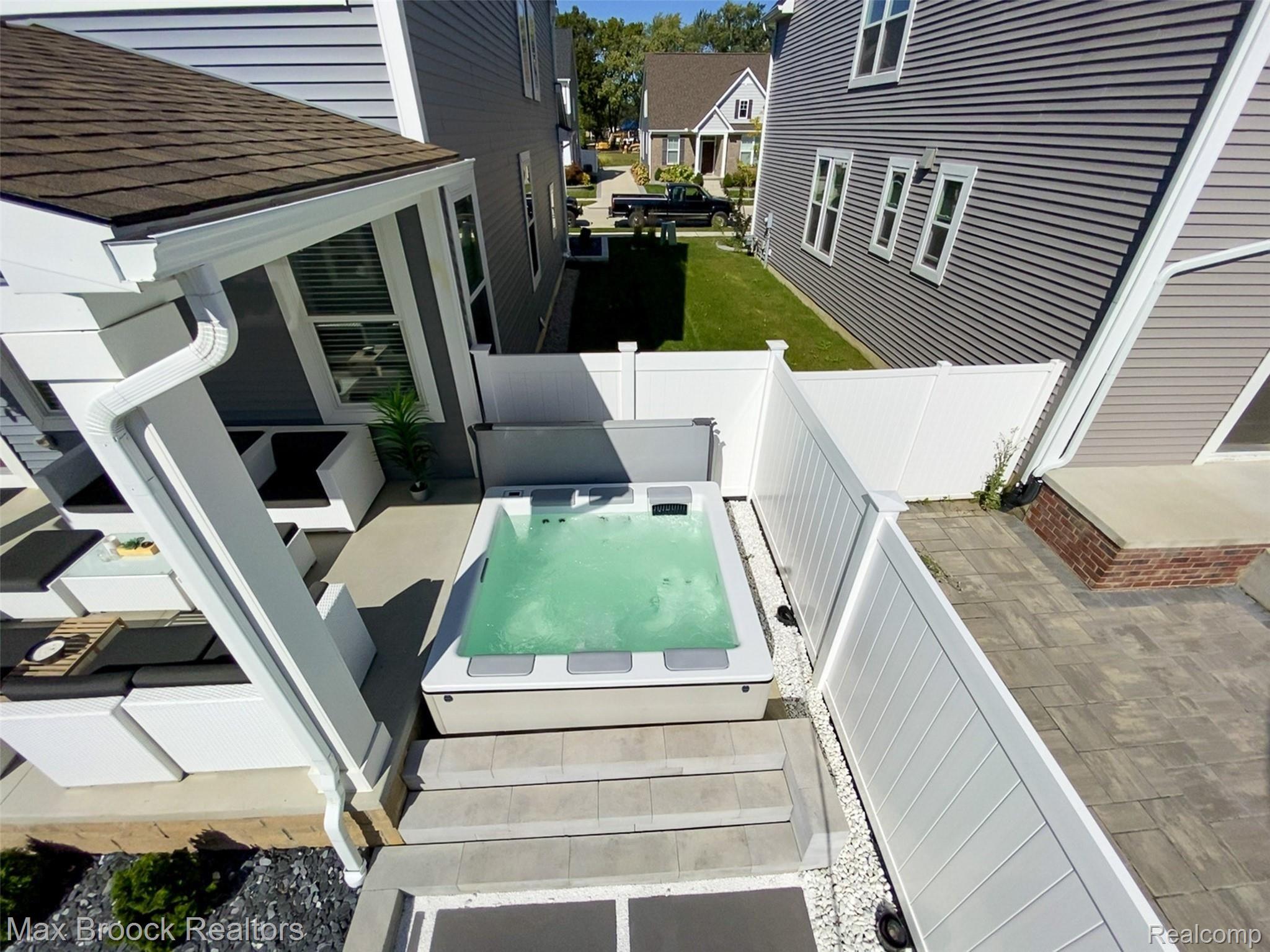 2451 Massoit Road Royal Oak, MI 48073 - Photo 37 of 49 DJI_20210929_142434_575.jpg