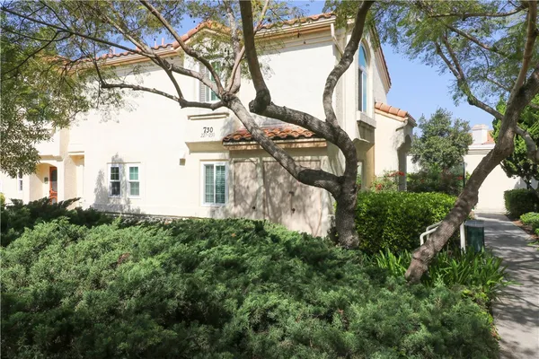 a view of a yard in front of house