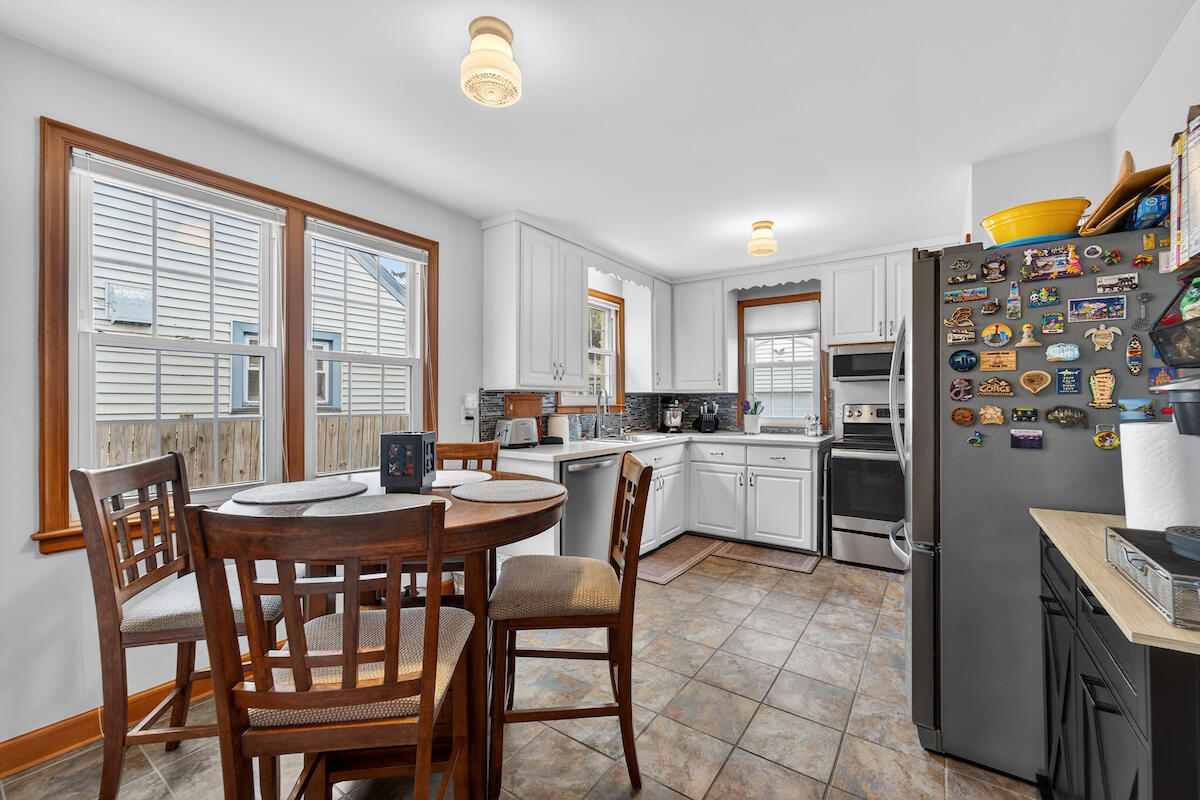 2814 Lasalle Street Racine, WI 53402 - Photo 7 of 19 Corian Counter tops