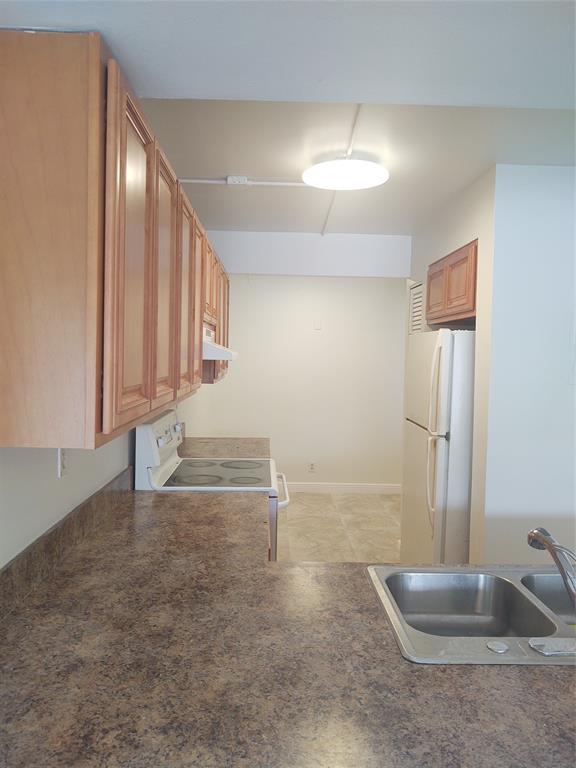 9 Royal Palm Way, Unit 201 Boca Raton, FL 33432 - Photo 3 of 21 a view of entryway with kitchen