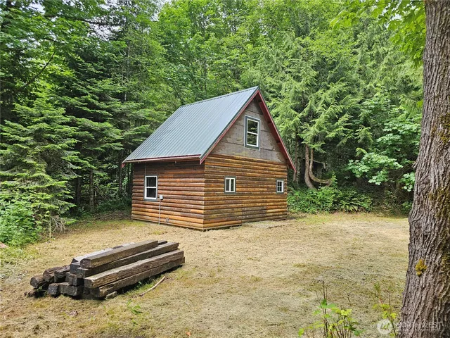 a view of a house with backyard and sitting area