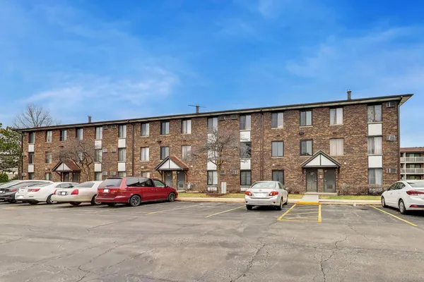 $2,400 | 239 North Gregory Street, Unit 8, Aurora, IL 60504