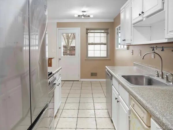 $3,200 | 430 Somerset Drive, Unit F, Pearl River, NY 10965