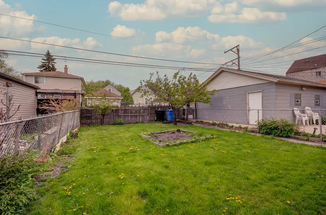 a view of a yard in front of house