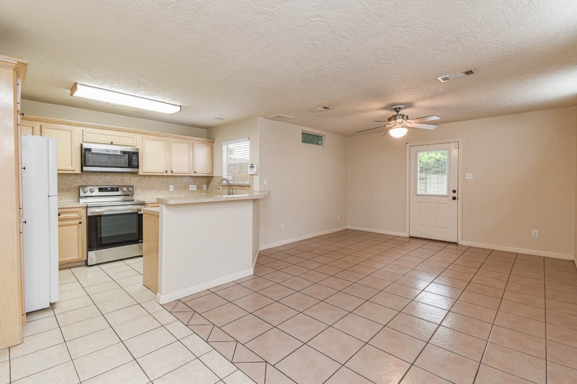 213 Foster Street Tomball, TX 77375 - Photo 2 of 22