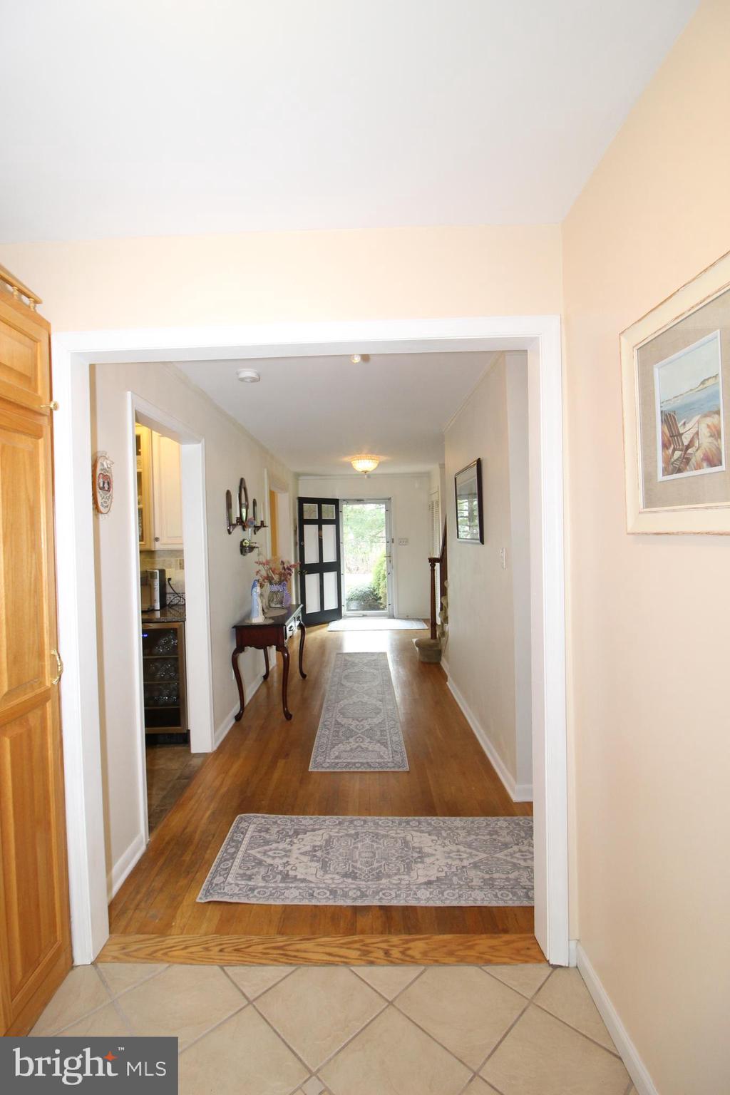 2511 North Gate Road Wilmington, DE 19810 - Photo 4 of 35 Center Hall Entry
