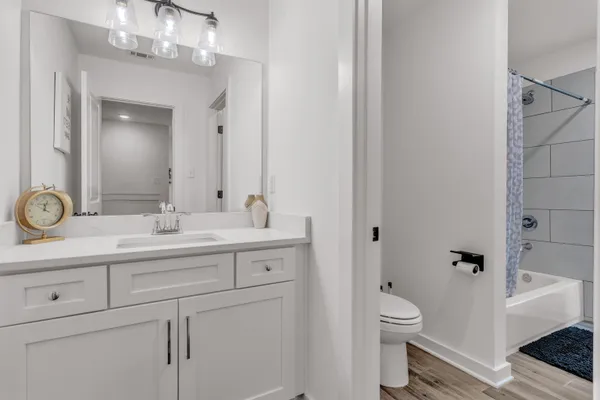 $469,900 | 200 Valleyview Lane, Oakland, TN 38060